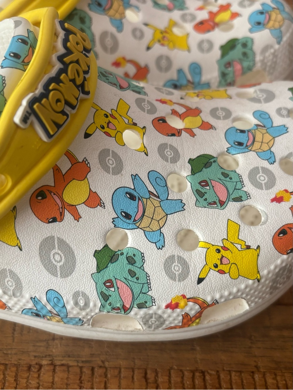 Crocs Men’s 6/Women’s 8, classic Pokémon, EUC - Picture 2 of 7